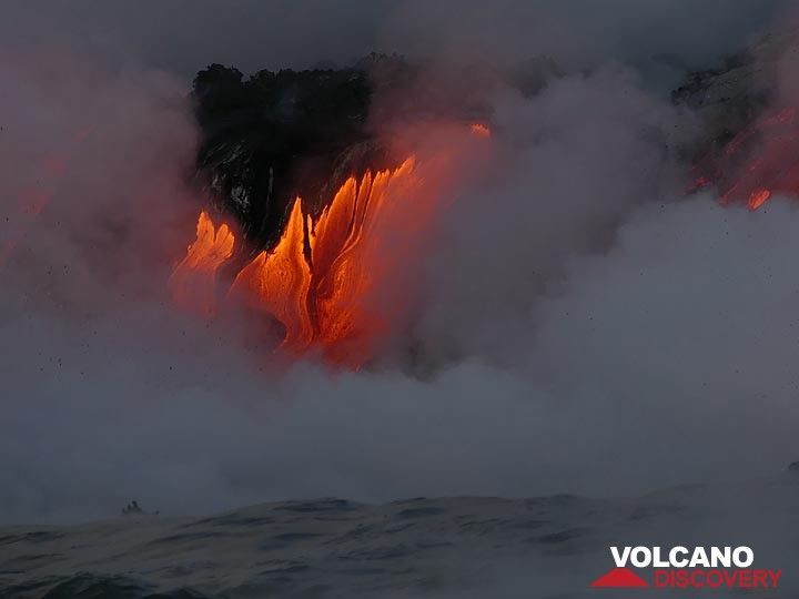 Jour 5 : Première observation de la lave liquide brûlante se jetant dans l'océan à Kamokuna ! (Photo: Ingrid Smet)