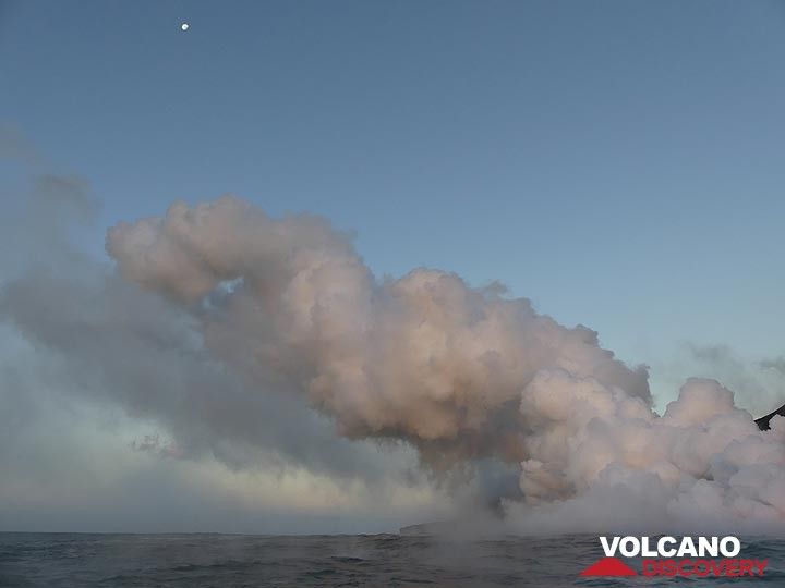 Jour 5 : La lune au-dessus des grands nuages de vapeur qui s'élèvent de l'entrée de l'océan de lave (Photo: Ingrid Smet)