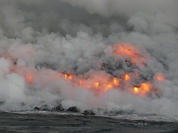 Día 5: Una canción de fuego y agua... La lava que se vierte en el océano quiere crear nueva tierra pero es inmediatamente atacada por las fuertes olas del océano. ¡La batalla interminable entre las hermanas diosas Pele y Namakaokahai en su forma más (Photo: Ingrid Smet)