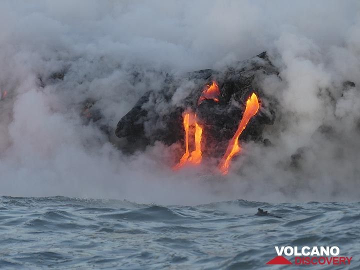 Jour 5 : De grands volumes de vapeur sont générés par l'interaction d'une lave chaude à plus de 1 000 °C et de l'eau de l'océan, mais elle est emportée par intermittence par le vent pour offrir une bonne vue sur le spectacle. (Photo: Ingrid Smet)