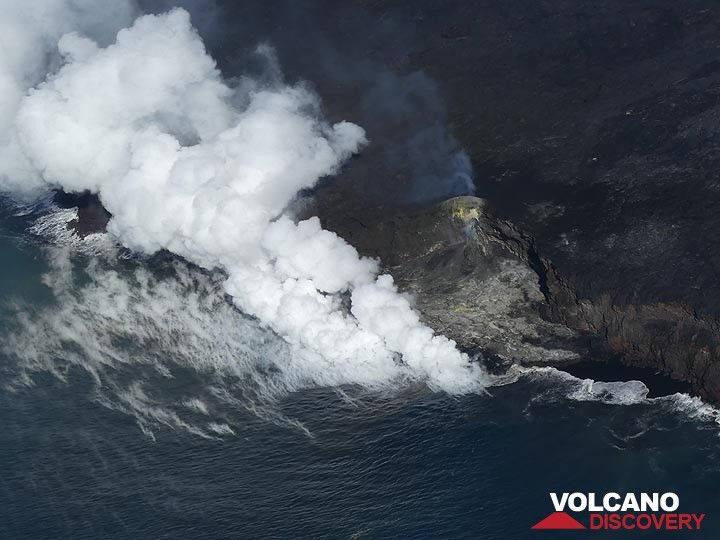 Jour d'extension 3 : Vue aérienne de l'entrée de l'océan de lave de Kamukona le 21 avril 2017, montrant la minéralisation jaune autour du tube de lave d'où la lave s'est enfermée pour couler jusqu'à la nouvelle plate-forme d'où elle se jette dans l'océan. (Photo: Ingrid Smet)
