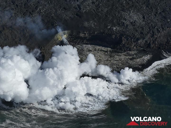 Jour d'extension 3 : Vue aérienne de l'entrée de l'océan de lave de Kamukona le 21 avril 2017, montrant la minéralisation jaune autour du tube de lave d'où la lave s'est enfermée pour couler jusqu'à la nouvelle plate-forme d'où elle se jette dans l'océan. (Photo: Ingrid Smet)
