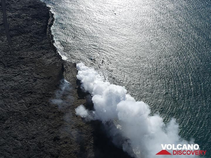 Extension jour 3 : L'entrée de l'océan de lave de Kamukona depuis les airs. avec un grand panache de vapeur généré là où différents flux de lave se déversent dans l'océan et une activité fumerolienne plus petite au sommet de la nouvelle plate-forme où arrive la mélodie principale de l'alimentation en lave (Photo: Ingrid Smet)