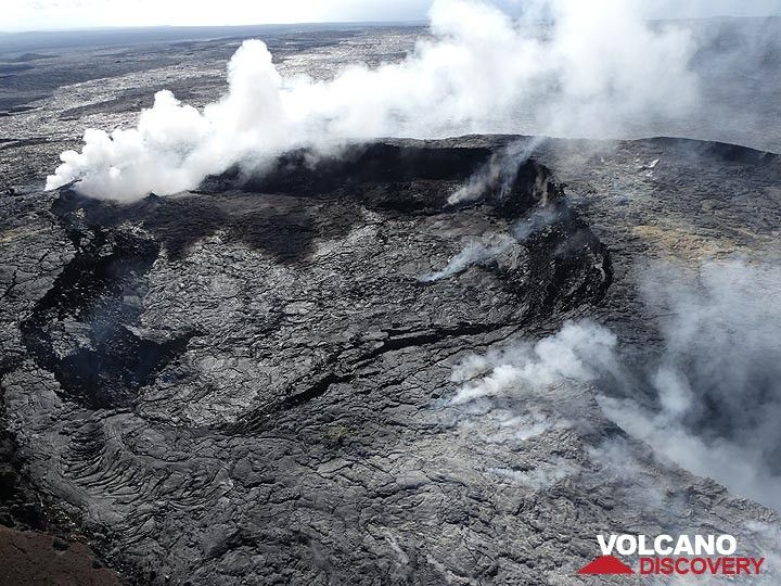 Extension day 3: The main crater at Pu´u O´o has fumaroles at different locations (Photo: Ingrid Smet)