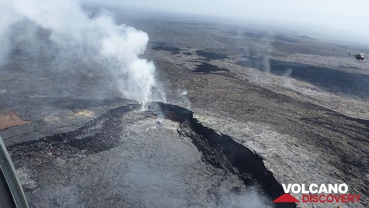 Extension day 3: Steam coming up from a hornito (small sort of spatter cone) and fractures on the edge of the main Pu´u O´o caldera (Photo: Steven Van den Berge / Lana Van Heghe)