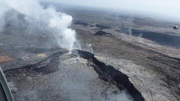 Extension day 3: Steam coming up from a hornito (small sort of spatter cone) and fractures on the edge of the main Pu´u O´o caldera (Photo: Steven Van den Berge / Lana Van Heghe)