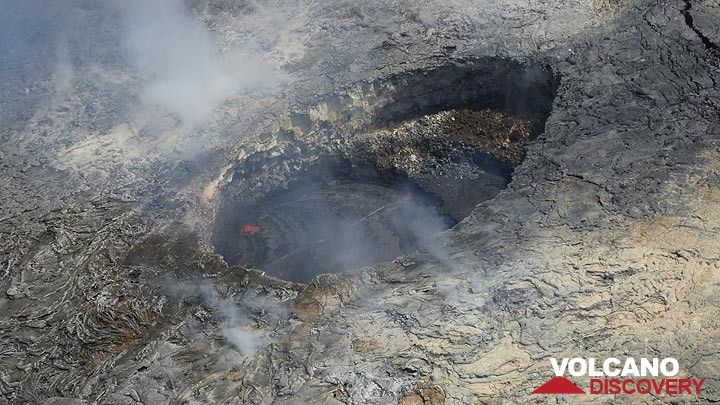 Extension day 3: The active lava lake atop the Pu´u O´o shield (Photo: Steven Van den Berge / Lana Van Heghe)