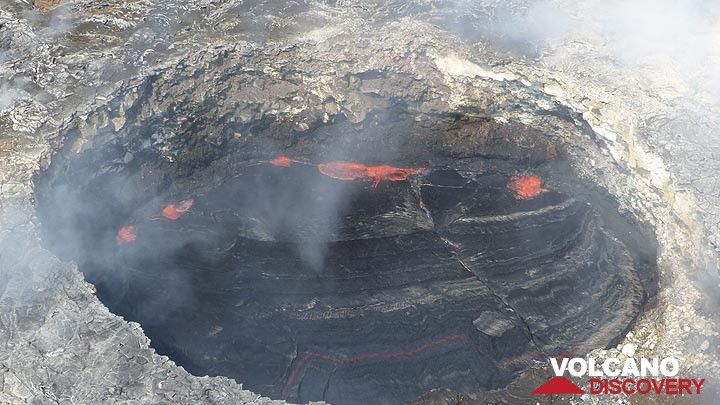 Extension day 3: Closer view of the textures of the solid crust that formed on the active Pu´u O´o lava lake (Photo: Steven Van den Berge / Lana Van Heghe)