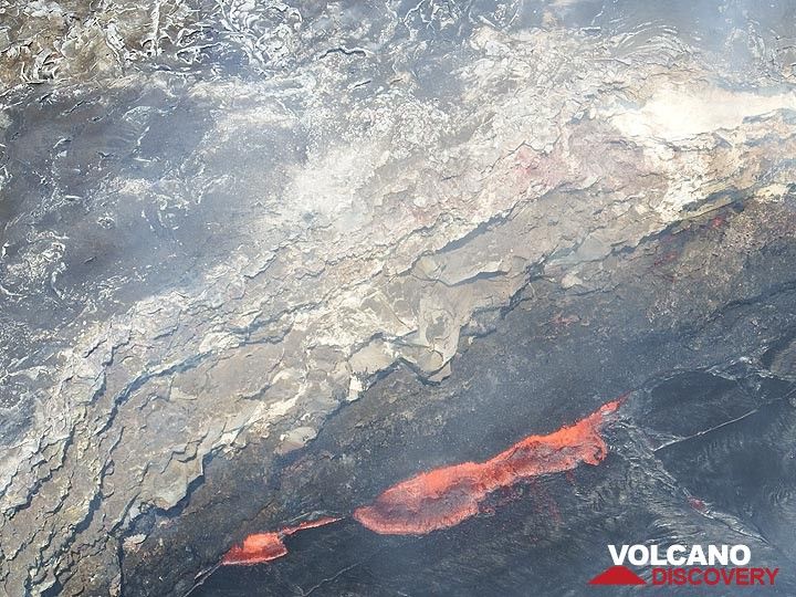 Verlängerungstag 3: Nahaufnahme des Randes des Lavasees Pu´u O´o, wo rotglühende Lava aufsteigt und über die dunkle, abgekühlte Kruste fließt (Photo: Christina Metzger)