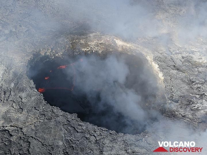 Extension day 3: The lava lake in a smaller vent on top of the Pu´u O´o shield (Photo: Ingrid Smet)