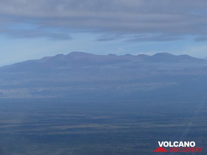 Verlängerungstag 3: Nähere Sicht auf die Silhouette des Schildvulkans Mauna Kea mit einigen der Gebäude, in denen die verschiedenen Teleskope untergebracht sind, die die Mauna Kea-Observatorien zu einem der wichtigsten landgestützten Astronomiestandorte der Welt machen (Photo: Ingrid Smet)