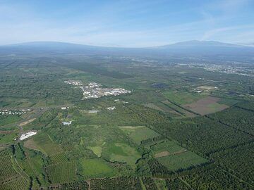 Extension jour 3 : Vue depuis l'extérieur d'Hilo vers les volcans boucliers Mouna Kea (à droite) et Mouna Loa (à gauche) (Photo: Ingrid Smet)