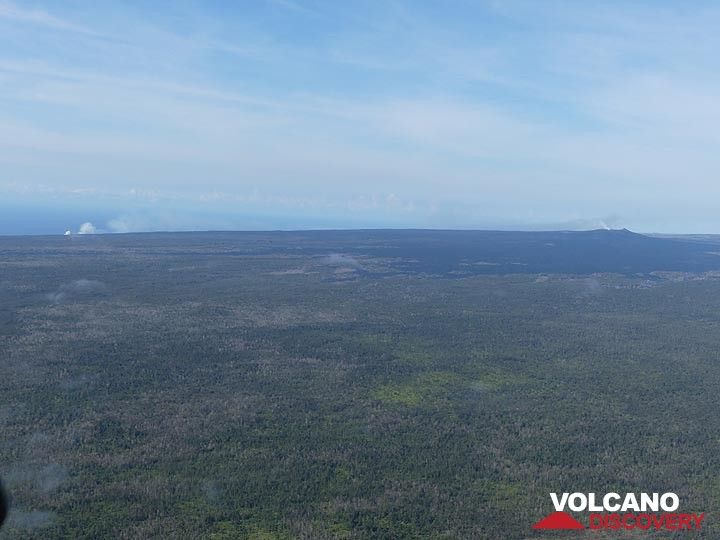 Extension jour 3 : Vue vers l'éruption en cours depuis 1983 dans la zone du Rift Est, avec à droite le bouclier de lave avec le cratère Pu'u O'o d'où les coulées de lave voyagent sous terre, l'entrée de l'océan Kamukona marquée par le panache de vapeur (à gauche) (Photo: Ingrid Smet)