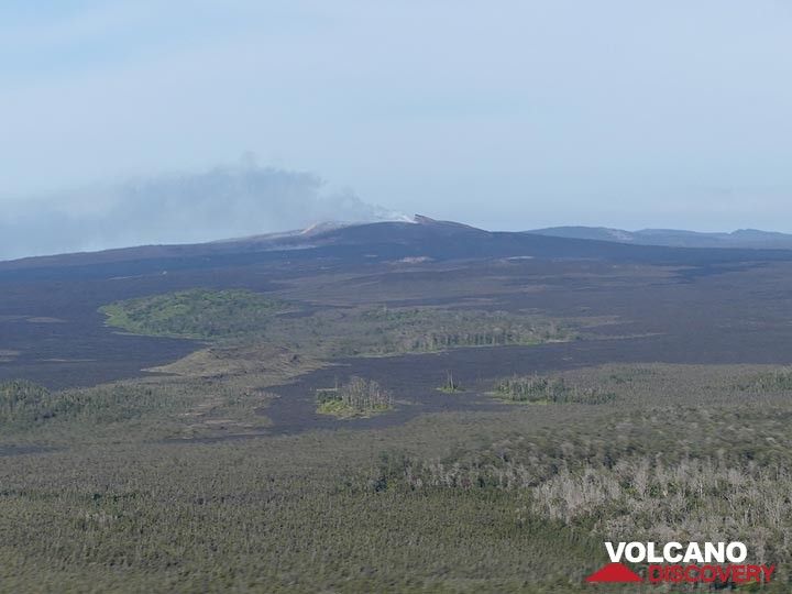 Jour d'extension 3 : Vue plus rapprochée du bouclier de lave avec le cratère Pu'u O'o actif d'où s'élèvent les gaz volcaniques (Photo: Ingrid Smet)