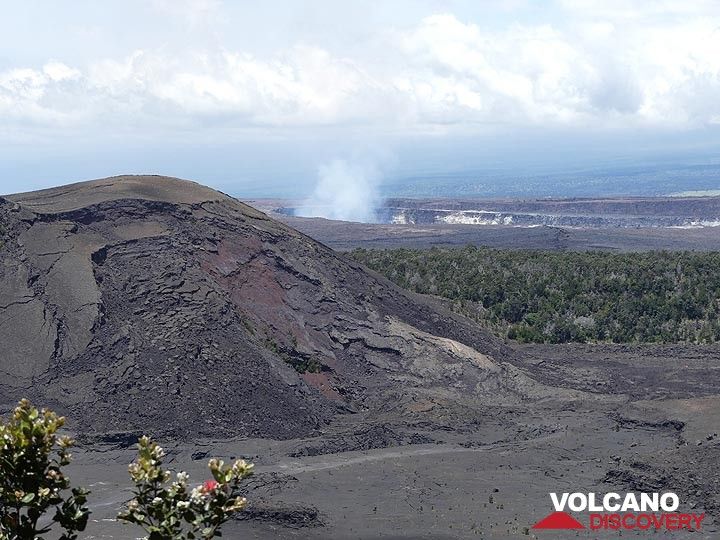 Jour d'extension 4 : Gros plan du cône de cendres et d'éclaboussures dans le cratère Kilauea Iki avec, en arrière-plan central, de la vapeur s'élevant du cratère Halema'uma'u. (Photo: Ingrid Smet)