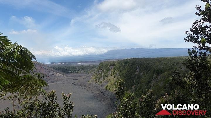 Verlängerungstag 4: Blick über den Kilauea Iki-Krater und die Silhouette des Mauna Loa im Hintergrund (Photo: Steven Van den Berge / Lana Van Heghe)