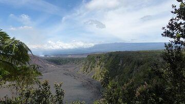 Extension day 4: View across Kilauea Iki crater and the silhouette of Mauna Loa in the background (Photo: Steven Van den Berge / Lana Van Heghe)