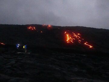 Hiking across the vast lava flow fields below the east rift zone we slowly but surely get closer to the orange red lava lights on the pali (Photo: Ingrid Smet)