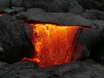 Liquid lava oozing out from underneath a recently cooled crust (Photo: Ingrid Smet)