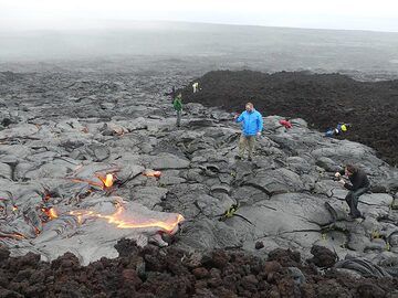 It is just fascinating to watch the ever changing patterns, textures and shapes of the advancing pahoehoe lava flow fronts (Photo: Ingrid Smet)