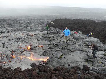 Es ist einfach faszinierend, die sich ständig verändernden Muster, Texturen und Formen der voranschreitenden Pahoehoe-Lavaströme zu beobachten (Photo: Ingrid Smet)