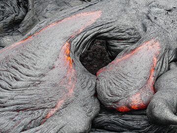 Actively flowing pahoehoe lava engulfs older aa lava (Photo: Ingrid Smet)