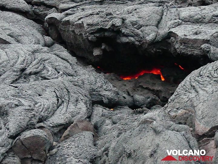 Edge of an active, inflating pahoehoe flow (Photo: Ingrid Smet)