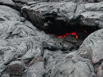 Edge of an active, inflating pahoehoe flow (Photo: Ingrid Smet)