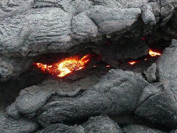 Beginning of a small lava outbreak from underneath the inflating top of the flow. (Photo: Ingrid Smet)