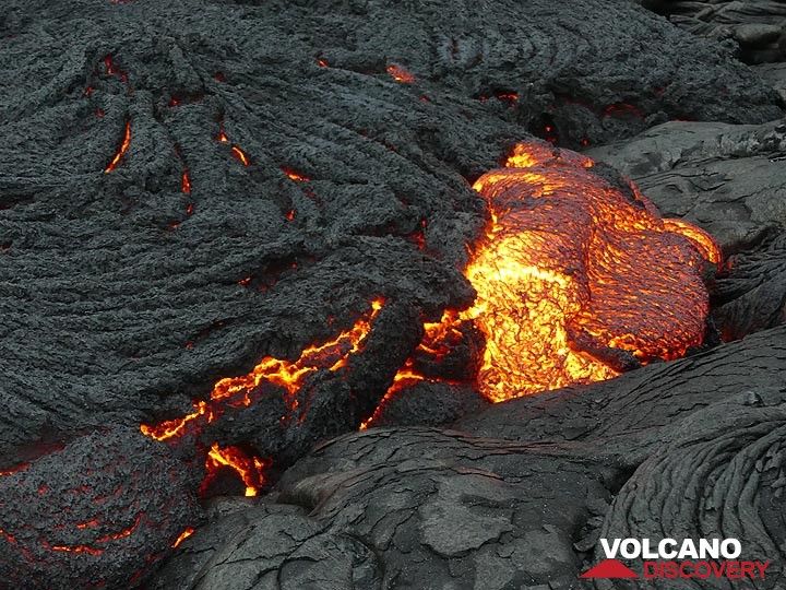 A lava toe is forming from a small outbreak. (Photo: Ingrid Smet)