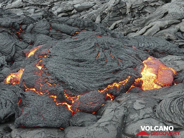 Unter der Kruste bricht frische Lava hervor. (Photo: Ingrid Smet)