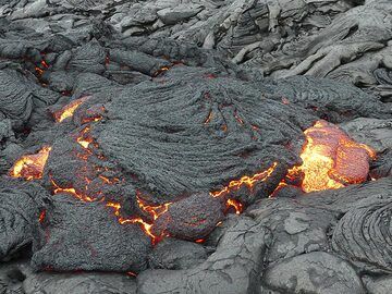 Fresh lava breaks out from underneath the crust. (Photo: Ingrid Smet)