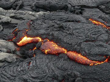 Aus der sich aufblähenden Kruste der Fließfront sickert Lava heraus. (Photo: Ingrid Smet)