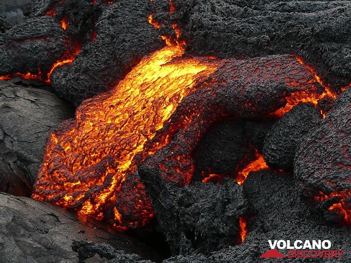 The lava in this case is quite slow and sticky, forming spiny pahoehoe lava. (Photo: Ingrid Smet)