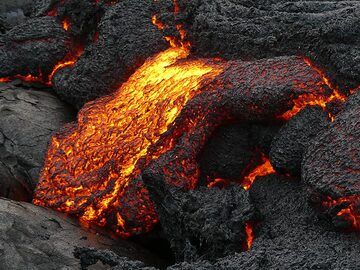 The lava in this case is quite slow and sticky, forming spiny pahoehoe lava. (Photo: Ingrid Smet)
