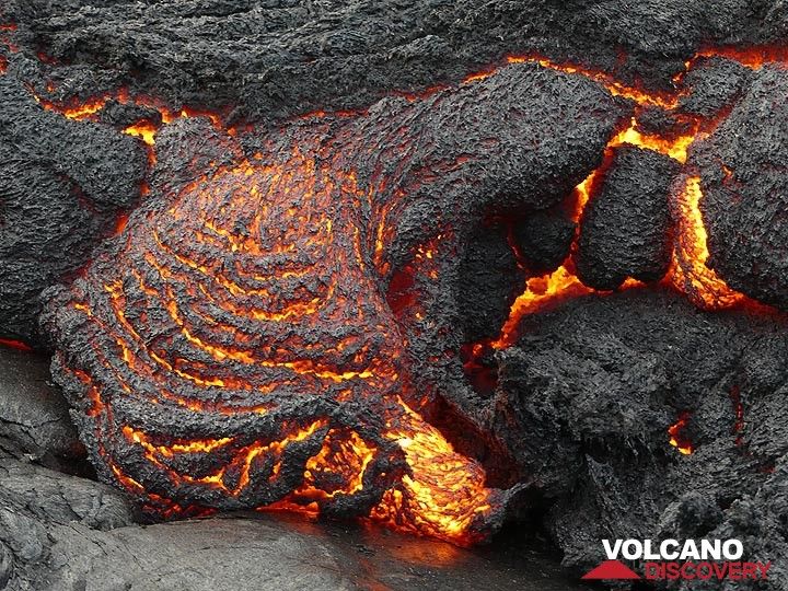 Poorly developed ropes on a small lava flow tongue. (Photo: Ingrid Smet)