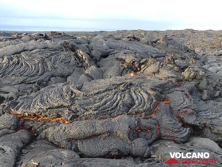 Margin of the active lava flow in the early sunlight. (Photo: Ingrid Smet)