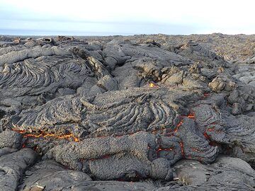 Margin of the active lava flow in the early sunlight. (Photo: Ingrid Smet)