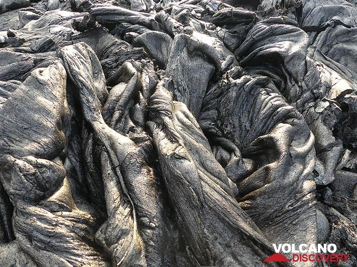 Textures de jeune lave pahoehoe. (Photo: Ingrid Smet)