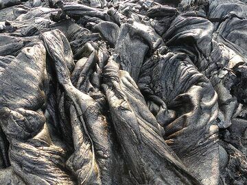 Textures de jeune lave pahoehoe. (Photo: Ingrid Smet)