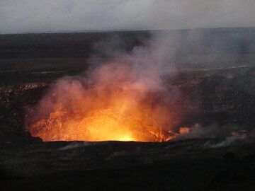 Un piccolo gruppo di VolcanoDiscovery ha partecipato ad un'avventura vulcanica di 7 giorni durante il decimo anniversario di un lago di lava attivo e continuo all'interno del cratere Halema'uma'u nella caldera sommitale del Kilauea. Dall (Photo: Ingrid Smet)