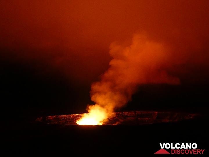 The red glow illuminating the eruption plume of volcanic gasses emanating from the actively churning lava lake is very impressive at nighttime (Photo: Ingrid Smet)