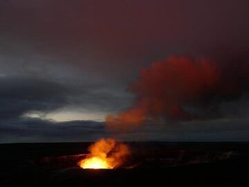As dawn arrives and light creeps back into the sky, the orange-red-pink glow above the lava lake again slowly fades (Photo: Ingrid Smet)
