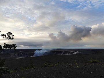 Once the sun is up, the presence of an active lava lake inside Halema'uma'u crater is only shown by the bluish coloured steam and sulphur dioxide plume drifting away above it (Photo: Ingrid Smet)
