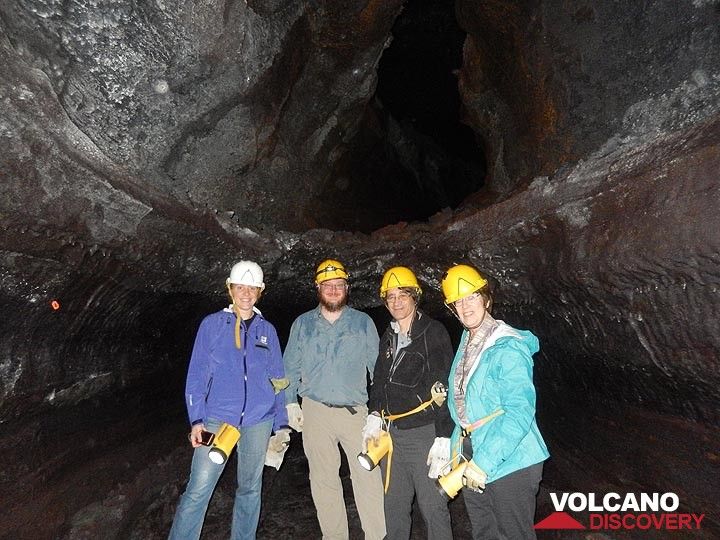 Photo de groupe dans les grottes de Kazumura devant une grotte de lave double, ou tube in tube (Photo: Ingrid Smet)