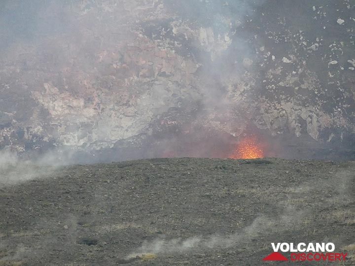 Da der Pegel des Lavasees in Halema'uma'u wieder hoch ist, können wir gelegentlich beobachten, wie Lava nach oben spritzt, wenn große Gasblasen durch die Seeoberfläche platzen (Photo: Ingrid Smet)