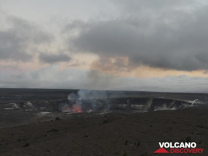 After arrival in the afternoon our little group meets up and we go to the Jagger Museum lookout to have a first peak at the active lava lake of Halema'uma'u inside Kilauea's summit caldera (Photo: Ingrid Smet)