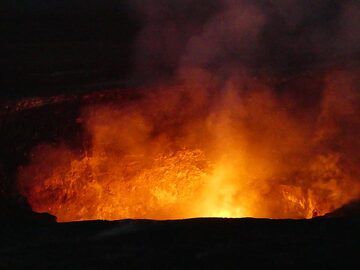 Obwohl der Lavasee selbst knapp unter dem Rand des Halema'uma'u-Kraters für uns unsichtbar ist, verrät uns das feurige Leuchten darüber, dass er sehr aktiv ist (Photo: Ingrid Smet)