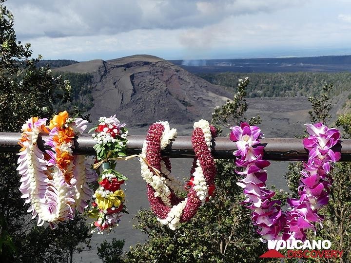 Traditionelle hawaiianische Blumengirlanden, Lei, schmücken die Balustrade des Aussichtspunkts Kilauea Iki (Photo: Ingrid Smet)