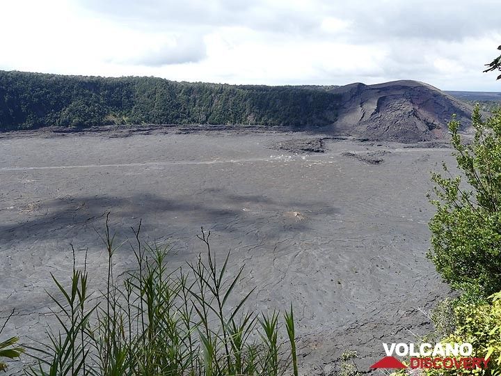 Blick vom Kraterrand des Kilauea Iki auf den Boden, der die jetzt abgekühlte Oberfläche eines Lavasees darstellt, der sich beim Ausbruch von 1959 durch die Ansammlung von Lava gebildet hat, die aus dem Schlot auf der rechten Seite der gegenüberliegenden Kraterwand ausgestoßen wurde (Photo: Ingrid Smet)